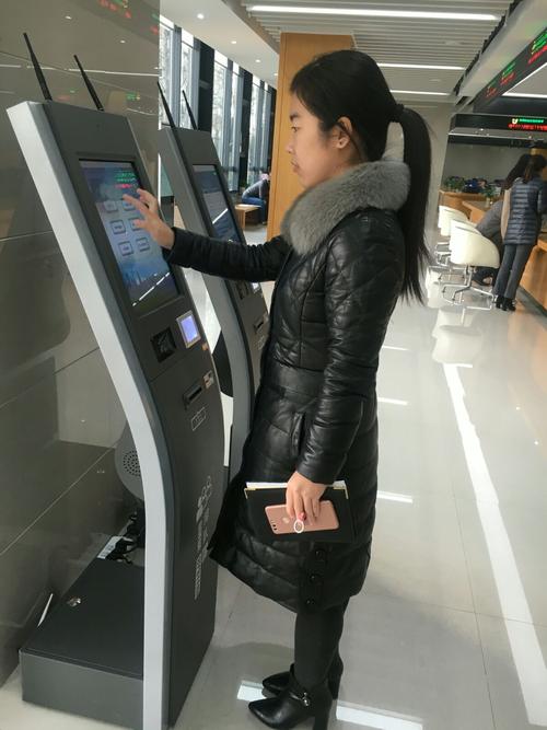 ③前往政务服务大厅,查看智慧沣西政务服务微网建设项目运行情况,为